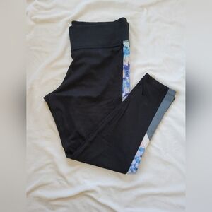 PINK Victoria's Secret Ultimate black w/tie dye stripe capri legging L